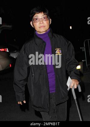 La mère de Tiger Woods Kultida 'Tida' Woods utilise une canne à son arrivée au Staples Center pour assister au match LA Lakers vs Detroit pistons. Los Angeles, Californie. 01/04/11. . Banque D'Images