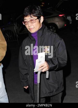 La mère de Tiger Woods Kultida 'Tida' Woods utilise une canne à son arrivée au Staples Center pour assister au match LA Lakers vs Detroit pistons. Los Angeles, Californie. 01/04/11. Banque D'Images