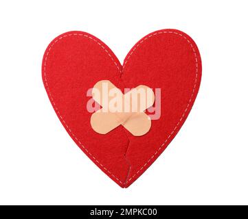 Cœur en tissu rouge avec pansements adhésifs isolés sur le blanc, vue du dessus Banque D'Images