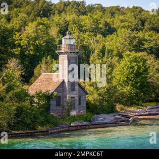 Le vieux phare abandonné de Grand Island est haut sur la rive du lac supérieur Banque D'Images