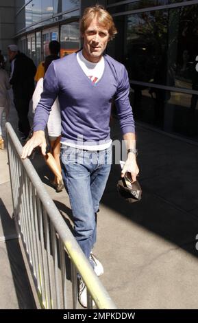 Le directeur Michael Bay arrive au Staples Center pour le jeu Lakers vs Miami Heat. Los Angeles, Californie. 4th mars 2012. Banque D'Images