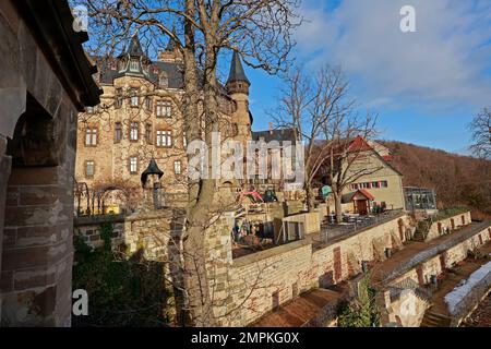 Wernigerode, Allemagne. 31st janvier 2023. Vue sur les terrasses du château de Wernigerode. Un château de conte de fées sans fantôme - il n'y a pas de telle chose. Un très spécial vit également au château de Wernigerode. Lors de cette visite pour enfants, les lieux de tournage de l'adaptation cinématographique du livre pour enfants classique d'Otfried Preußler 'Das Kleine Gespenstt' (le petit fantôme) au château de Wernigerode jouent un rôle majeur. Dans le cadre de l'hiver culturel de cette année, de nombreuses visites supplémentaires sur le petit fantôme seront proposées ici en février. Credit: Matthias Bein/dpa/Alay Live News Banque D'Images