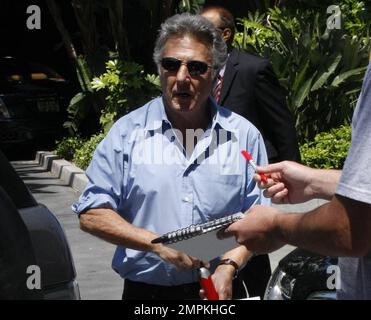 Dustin Hoffman arrive au Staples Center pour un match de basket-ball Los Angeles Lakers versus Utah Jazz, qui a vu les Lakers gagner de 104 à 99. Los Angeles, Californie. 05/02/10. Banque D'Images