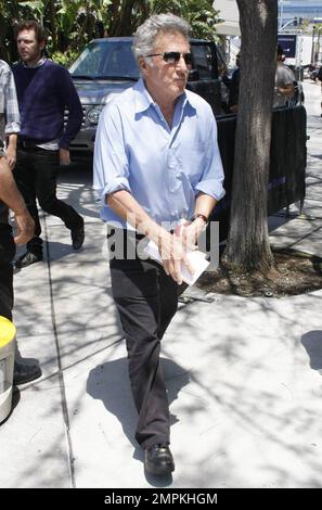 Dustin Hoffman arrive au Staples Center pour un match de basket-ball Los Angeles Lakers versus Utah Jazz, qui a vu les Lakers gagner de 104 à 99. Los Angeles, Californie. 05/02/10. Banque D'Images