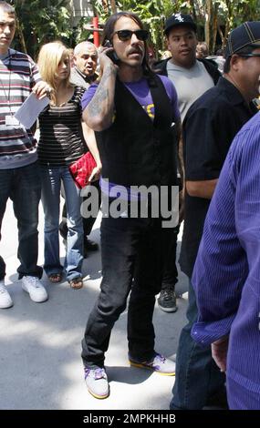 Anthony Kiedis arrive au Staples Center pour un match de basket-ball Los Angeles Lakers versus Utah Jazz, qui a vu les Lakers gagner de 104 à 99. Los Angeles, Californie. 05/02/10. . Banque D'Images