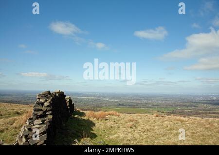 Mur de Drystone marquant une limite de champ à Lyme Handley au-dessus de Lyme Park Cheshire Angleterre Banque D'Images