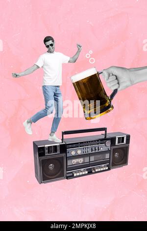 Vertical art poster rétro cassette joueur jeune homme sans attention porter des lunettes verre alcool verre bière lager isolé sur fond rose Banque D'Images