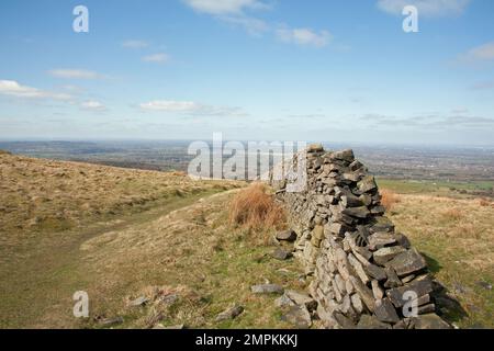 Mur de Drystone marquant une limite de champ à Lyme Handley au-dessus de Lyme Park Cheshire Angleterre Banque D'Images