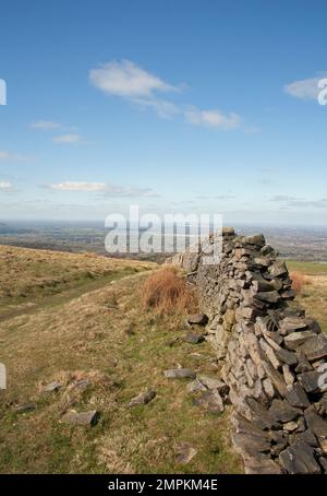 Mur de Drystone marquant une limite de champ à Lyme Handley au-dessus de Lyme Park Cheshire Angleterre Banque D'Images