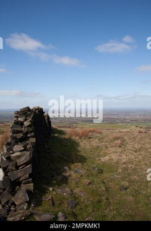 Mur de Drystone marquant une limite de champ à Lyme Handley au-dessus de Lyme Park Cheshire Angleterre Banque D'Images