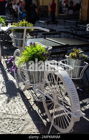 Bicyclettes se penchant contre le banc dans la rue à Florence Banque D'Images