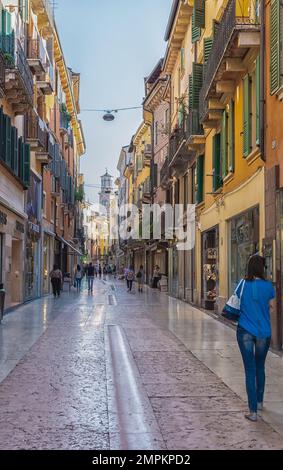 Giuseppe Mazzini rue de la ville de Vérone. rue piétonne au coeur de la ville. Vénétie, nord de l'Italie - Europe Banque D'Images