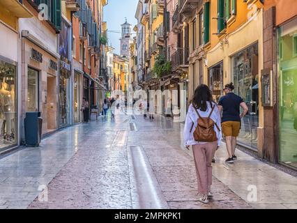 Giuseppe Mazzini rue de la ville de Vérone. rue piétonne au coeur de la ville. Vénétie, nord de l'Italie - Europe Banque D'Images