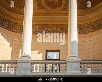 Détails du Palazzo Barbieri (1838): Est un palais de style néoclassique situé sur la Piazza Bra dans le centre historique de Vérone, Vénétie dans le nord de l'Italie-Europe Banque D'Images