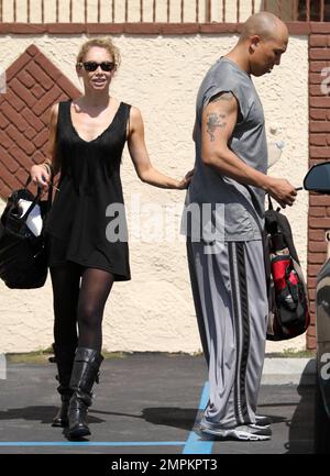 Kym Johnson et Hines Ward quittent le studio de répétition pour « Dancing with the Stars » à Hollywood, Californie. 5/20/11 Banque D'Images