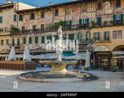 Fontaine de la Madonna Verona sur la Piazza Erbe (1368). Cette statue en marbre est le symbole de Vérone - Vénétie regione dans le nord de l'Italie, Europe - Banque D'Images