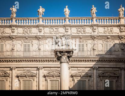 Palais Maffei d'architecture baroque, construit en 1668 et devant le bâtiment la statue du lion ailé de Saint-Marc - Vérone, dans le nord de l'Italie Banque D'Images