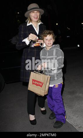 Alors que ses costars « Morning Glory » sont au Royaume-Uni pour la promotion du film, Diane Keaton arrive au Staples Center avec son fils Duke pour le match Cleveland Cavaliers vs Los Angeles Lakers. Los Angeles, Californie. 01/11/11. Banque D'Images