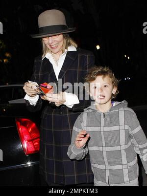 Alors que ses costars « Morning Glory » sont au Royaume-Uni pour la promotion du film, Diane Keaton arrive au Staples Center avec son fils Duke pour le match Cleveland Cavaliers vs Los Angeles Lakers. Los Angeles, Californie. 01/11/11. Banque D'Images