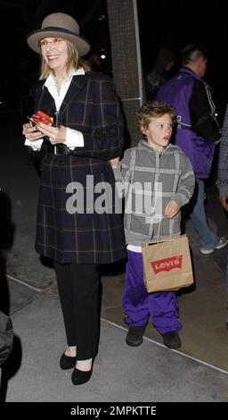 Alors que ses costars « Morning Glory » sont au Royaume-Uni pour la promotion du film, Diane Keaton arrive au Staples Center avec son fils Duke pour le match Cleveland Cavaliers vs Los Angeles Lakers. Los Angeles, Californie. 01/11/11. Banque D'Images