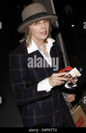 Alors que ses costars « Morning Glory » sont au Royaume-Uni pour la promotion du film, Diane Keaton arrive au Staples Center avec son fils Duke pour le match Cleveland Cavaliers vs Los Angeles Lakers. Los Angeles, Californie. 01/11/11. Banque D'Images