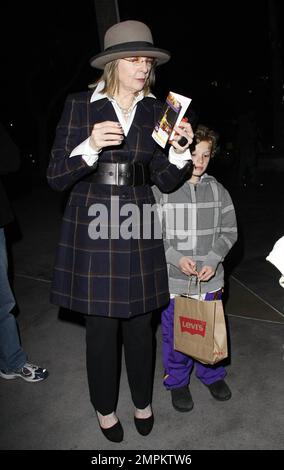 Alors que ses costars « Morning Glory » sont au Royaume-Uni pour la promotion du film, Diane Keaton arrive au Staples Center avec son fils Duke pour le match Cleveland Cavaliers vs Los Angeles Lakers. Los Angeles, Californie. 01/11/11. Banque D'Images