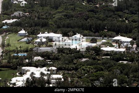 Vue aérienne du nouveau paradis riverain de Céline Dion sur l'île Jupiter, où vivent certaines des personnes les plus riches du monde. Le nouveau manoir de $20 millions de Céline est sur le point d'être achevé et la superstar a même inclus son propre parc aquatique sur la propriété, avec une immense piscine, une rivière lente et un toboggan aquatique. Jupiter, FL. 4/27/10. Banque D'Images