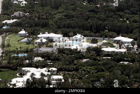 Vue aérienne du nouveau paradis riverain de Céline Dion sur l'île Jupiter, où vivent certaines des personnes les plus riches du monde. Le nouveau manoir de $20 millions de Céline est sur le point d'être achevé et la superstar a même inclus son propre parc aquatique sur la propriété, avec une immense piscine, une rivière lente et un toboggan aquatique. Jupiter, FL. 4/27/10. B Banque D'Images