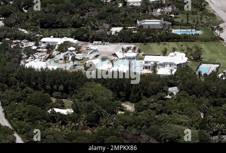 Vue aérienne du nouveau paradis riverain de Céline Dion sur l'île Jupiter, où vivent certaines des personnes les plus riches du monde. Le nouveau manoir de $20 millions de Céline est sur le point d'être achevé et la superstar a même inclus son propre parc aquatique sur la propriété, avec une immense piscine, une rivière lente et un toboggan aquatique. Jupiter, FL. 4/27/10. B Banque D'Images