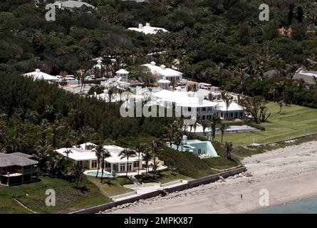 Vue aérienne du nouveau paradis riverain de Céline Dion sur l'île Jupiter, où vivent certaines des personnes les plus riches du monde. Le nouveau manoir de $20 millions de Céline est sur le point d'être achevé et la superstar a même inclus son propre parc aquatique sur la propriété, avec une immense piscine, une rivière lente et un toboggan aquatique. Jupiter, FL. 4/27/10. B Banque D'Images