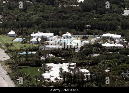 Vue aérienne du nouveau paradis riverain de Céline Dion sur l'île Jupiter, où vivent certaines des personnes les plus riches du monde. Le nouveau manoir de $20 millions de Céline est sur le point d'être achevé et la superstar a même inclus son propre parc aquatique sur la propriété, avec une immense piscine, une rivière lente et un toboggan aquatique. Jupiter, FL. 4/27/10. B Banque D'Images