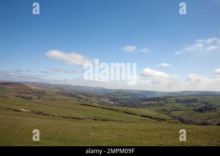 Vue vers Whaley Bridge de Bowstonegate au-dessus de Lyme Park Cheshire Angleterre Banque D'Images