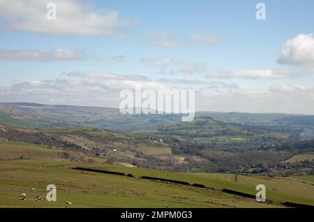 Vue vers Whaley Bridge de Bowstonegate au-dessus de Lyme Park Cheshire Angleterre Banque D'Images