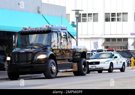 EXCLUSIF !! Cincinnati Bengals Wide Receiver Chad Ochocinco parcs son Extreme Ford F650 Super Truck personnalisé près de David's Cafe, juste à côté de la populaire Lincoln Road de South Beach. Ochocinco a passé du temps à faire du shopping et à déjeuner avec fiancŽe Evelyn Lozada. Miami Beach, Floride. 2/22/11. Banque D'Images