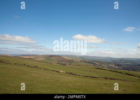 Vue vers Whaley Bridge de Bowstonegate au-dessus de Lyme Park Cheshire Angleterre Banque D'Images