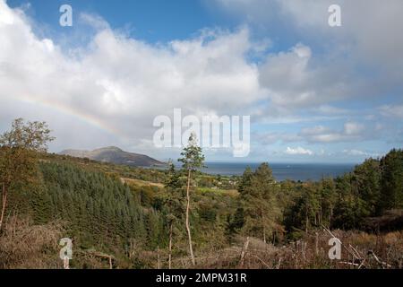 Rainbow Holy Island vue de près des Giants graves au-dessus de Whiting Bay l'île d'Arran Ayrshire Ecosse Banque D'Images