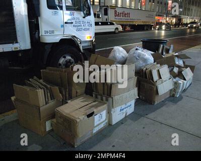 Fin de journée, corbeille prête pour la collecte, New York, États-Unis Banque D'Images