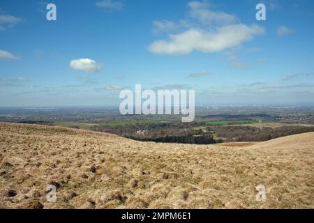 La maison principale à Lyme Park et la cage avec la ville de Manchester à la distance vue de Bowstonegate Cheshire Angleterre Banque D'Images