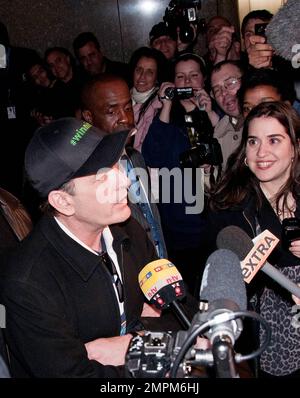 Après une deuxième nuit de spectacle « My violent Torpedo of Truth/défaite is not an option » au radio City Music Hall, Charlie Sheen porte un chapeau « gagnant » et parle aux médias. Selon des rapports, le deuxième spectacle de Sheen sur le site de New York a été plutôt réussi et a également été présenté par des invités par James Lipton et Darryl Strawberry. New York, NY. 04/10/11. Banque D'Images