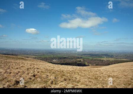 La maison principale à Lyme Park et la cage avec la ville de Manchester à la distance vue de Bowstonegate Cheshire Angleterre Banque D'Images