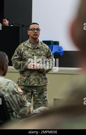 ÉTATS-UNIS Le sergent-major Javier Solivan-Rodriguez du Commandement de l'armée, conseiller principal inscrit au bataillon du quartier général et du quartier général du premier corps des Amériques, s'adresse aux soldats du bataillon lors de la cérémonie de remise des prix de l'exercice de chasse de 2022, sur la base interarmées Lewis-McChord, Washington, le 5 novembre 2022. Banque D'Images