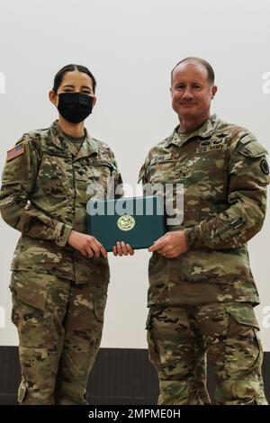 ÉTATS-UNIS Les soldats du quartier général et du Bataillon du quartier général, Americas First corps reçoivent des prix pour leur aide au cours de l'exercice de combat du corps 2022, sur la base interarmées Lewis-McChord, Washington, le 5 novembre 2022. Banque D'Images