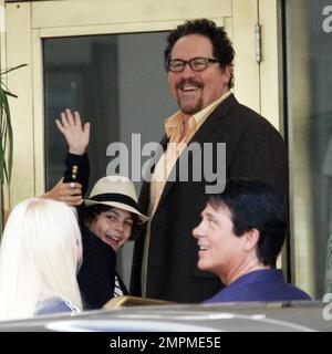 Sofia Vergara filme des scènes avec Jon Favreau et Emjay Anthony dans la chaleur de l'hôtel Fontainebleau Miami Beach. Vergara, qui portait une robe verte fluide, semblait s'amuser avec sa jeune co-star. Elle a gardé une main sur son épaule entre les scènes et a continué au faire rire et sourire. À un moment, il a également saisi son bras pour le faire onduler à l'attente Paparazzi aux côtés de Jon qui a également donné une vague aux photographes. Miami Beach, Floride. 12th août 2013. Banque D'Images