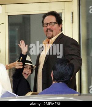 Sofia Vergara filme des scènes avec Jon Favreau et Emjay Anthony dans la chaleur de l'hôtel Fontainebleau Miami Beach. Vergara, qui portait une robe verte fluide, semblait s'amuser avec sa jeune co-star. Elle a gardé une main sur son épaule entre les scènes et a continué au faire rire et sourire. À un moment, il a également saisi son bras pour le faire onduler à l'attente Paparazzi aux côtés de Jon qui a également donné une vague aux photographes. Miami Beach, Floride. 12th août 2013. Banque D'Images