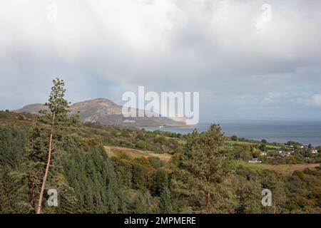 Rainbow Holy Island vue de près des Giants graves au-dessus de Whiting Bay l'île d'Arran Ayrshire Ecosse Banque D'Images