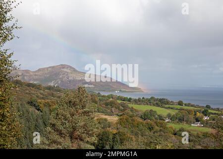 Rainbow Holy Island vue de près des Giants graves au-dessus de Whiting Bay l'île d'Arran Ayrshire Ecosse Banque D'Images