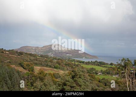 Rainbow Holy Island vue de près des Giants graves au-dessus de Whiting Bay l'île d'Arran Ayrshire Ecosse Banque D'Images