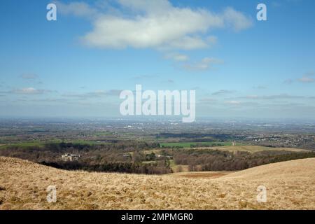 La maison principale à Lyme Park et la cage avec la ville de Manchester à la distance vue de Bowstonegate Cheshire Angleterre Banque D'Images