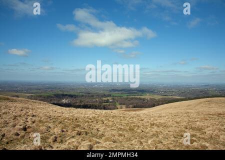 La maison principale à Lyme Park et la cage avec la ville de Manchester à la distance vue de Bowstonegate Cheshire Angleterre Banque D'Images