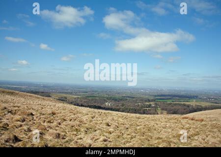 La maison principale à Lyme Park et la cage avec la ville de Manchester à la distance vue de Bowstonegate Cheshire Angleterre Banque D'Images